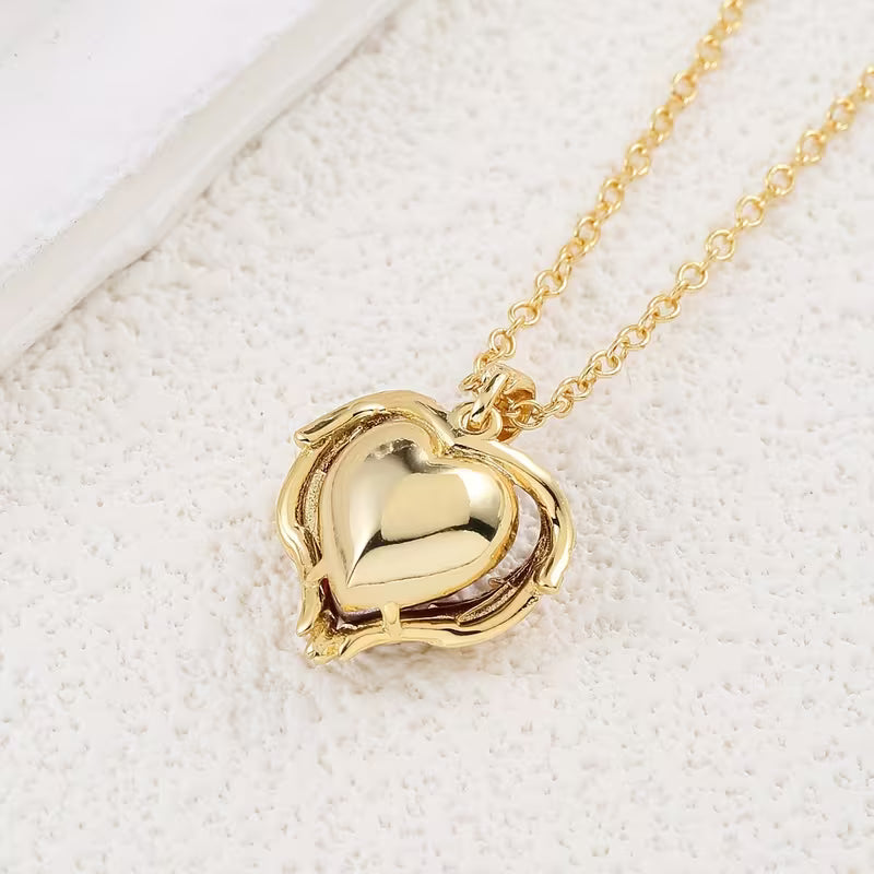 Angel Embrace Rubin Herz Halskette | Gold