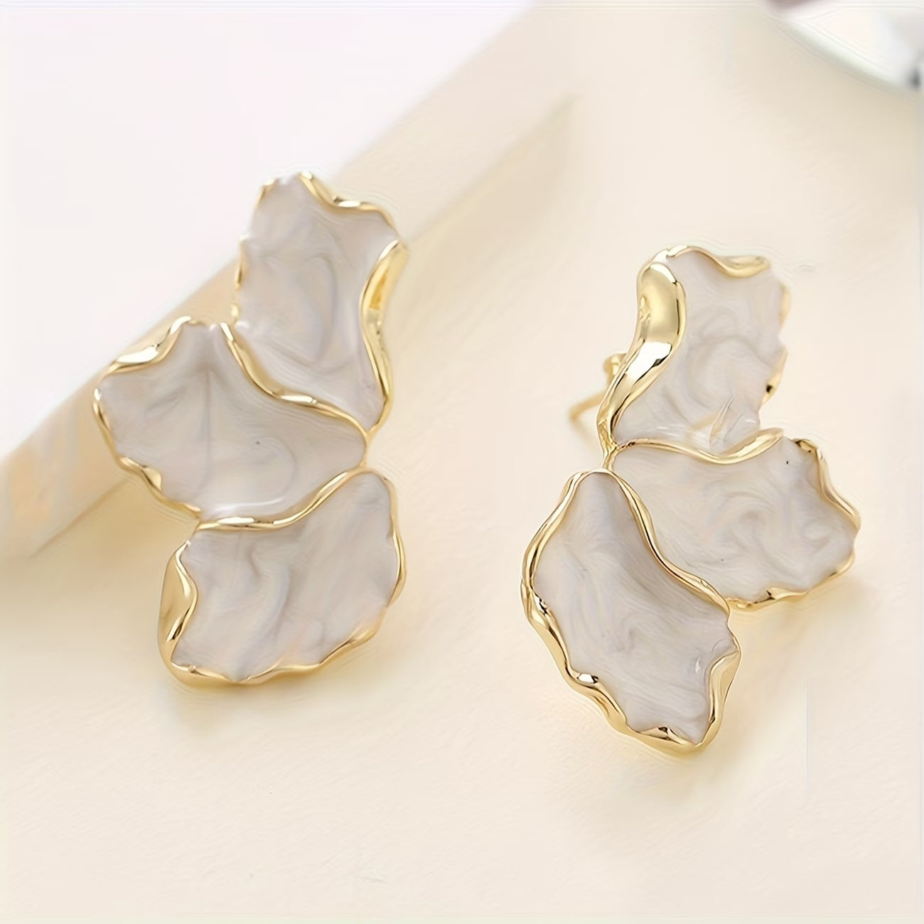 Perle Flower Petal Ohrringe